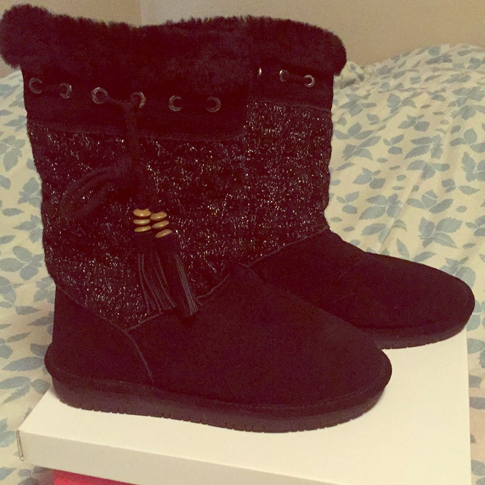 Women's used Bearpaw boots.